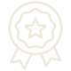 Badge d'award avec étoile centrale et rubans, symbolisant la qualité et l'excellence.