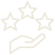 Une main ouverte présente trois étoiles, symbolisant la qualité, l'excellence ou l'évaluation d'un service.