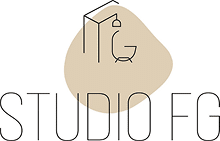 Logo minimaliste Studio FG. Dessin au trait d'un intérieur avec chaise et lampe sur fond beige. Texte STUDIO FG.